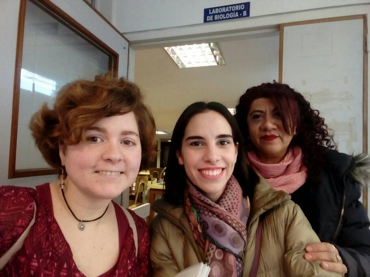 Foto grupal frente al laboratorio