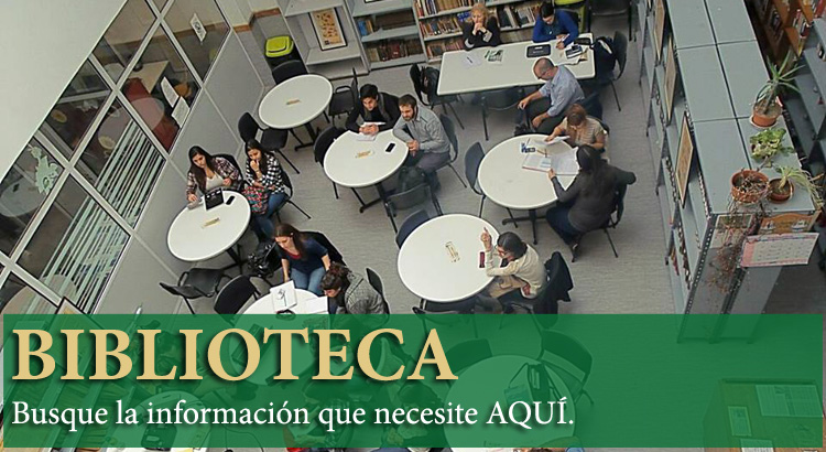 Foto de la biblioteca con mesas blancas